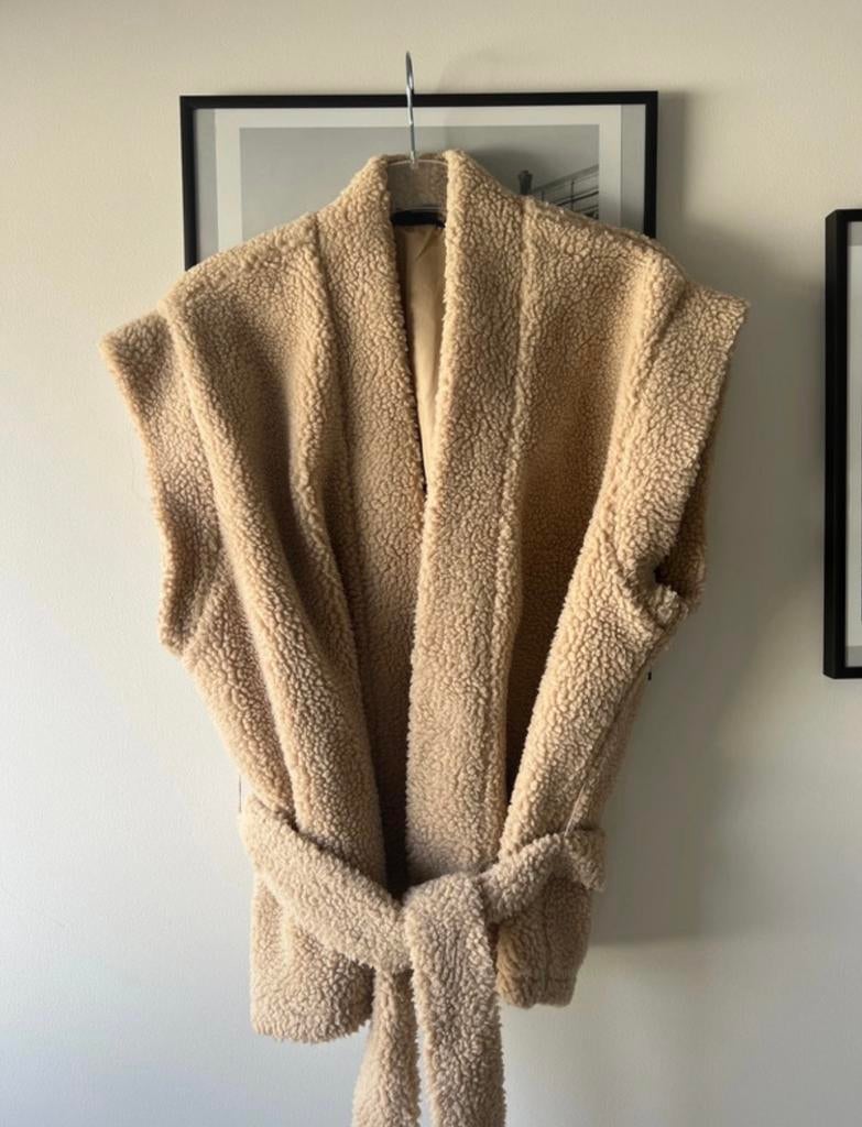 Teddy gilet met ceintuur - Nieuwstaat, Kleding | Dames, Ophalen of Verzenden, Nieuw, Maat 42/44 (L), Beige