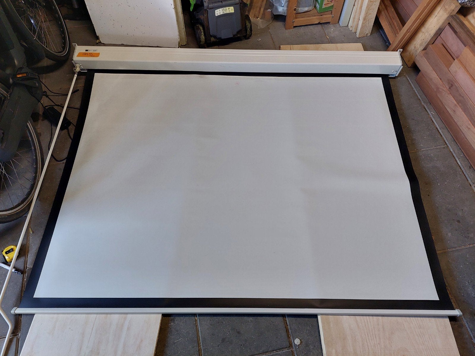 Beamer/projectiescherm 215cm lang met vaste beugels, Audio, Tv en Foto, Projectieschermen, Ophalen, Handmatig, Gebruikt