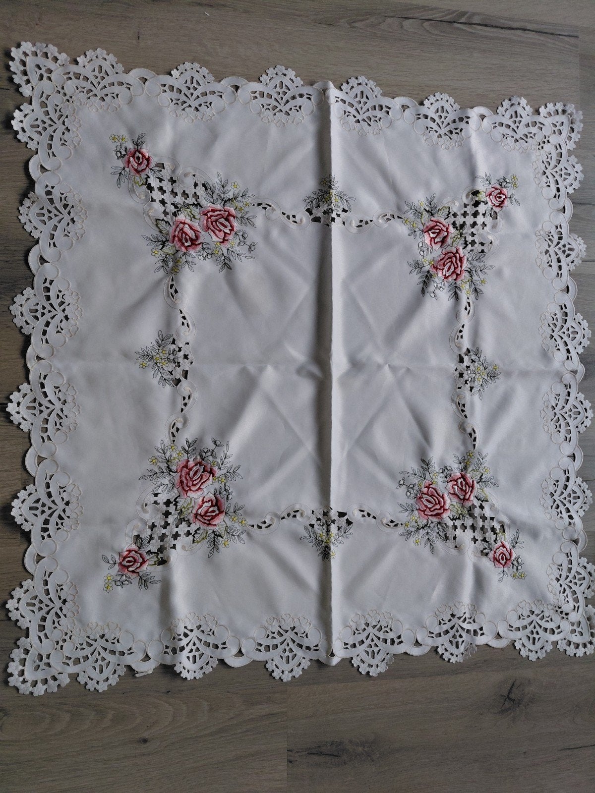 Prachtig wit tafelkleed met rozen borduursel, Vierkant, Ophalen of Verzenden, Zo goed als nieuw, Geborduurd
