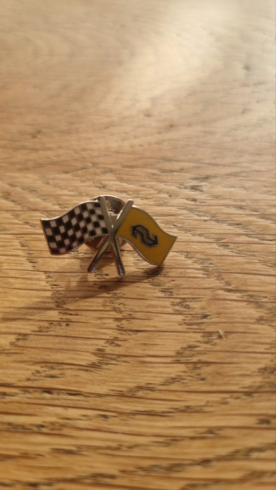 F1 Speldje - Geruite en Gele Vlaggen, Ophalen of Verzenden, Nieuw, Sport, Speldje of Pin