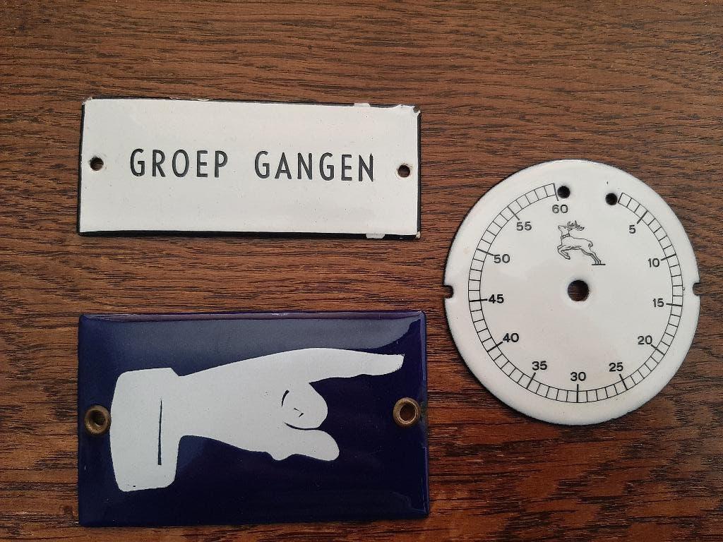 3 kleine emaille bordjes, handje, groep gangen, weegschaal?, Ophalen of Verzenden