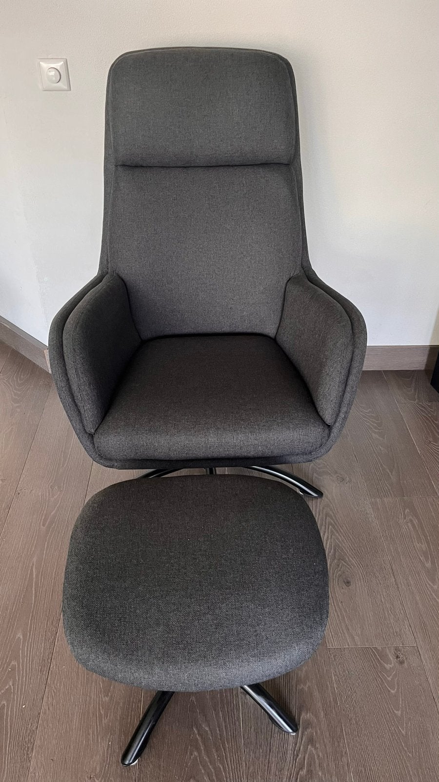 Comfortabele grijze fauteuil met voetenbank - JYSK, Huis en Inrichting, Ophalen, 75 tot 100 cm, Zo goed als nieuw, Stof