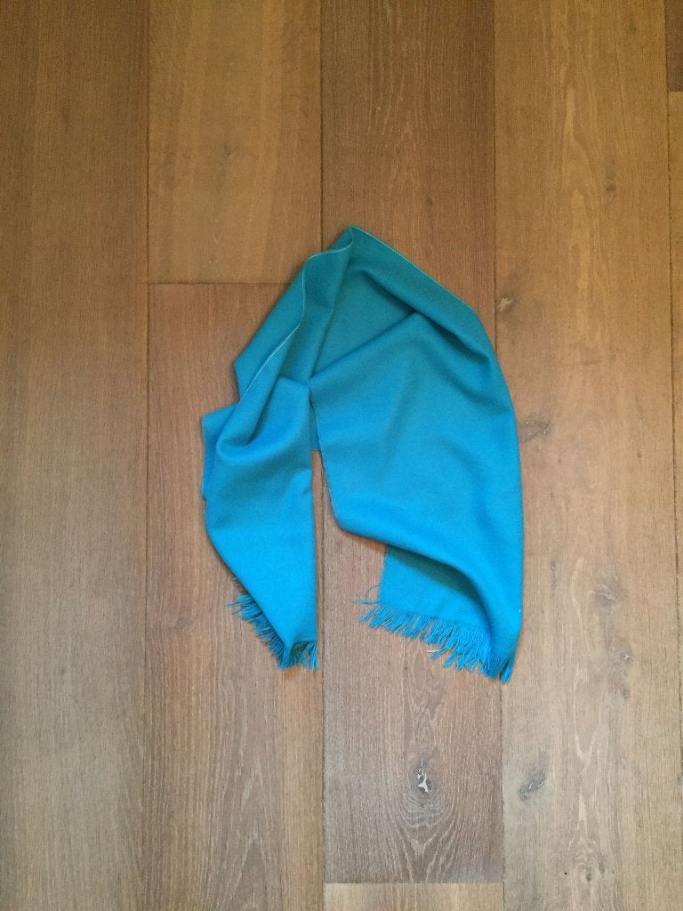 Fel blauwe dunne soepele sjaal; 130 x 30 cm, De Bijenkorf, Overige maten, Ophalen of Verzenden, Zo goed als nieuw
