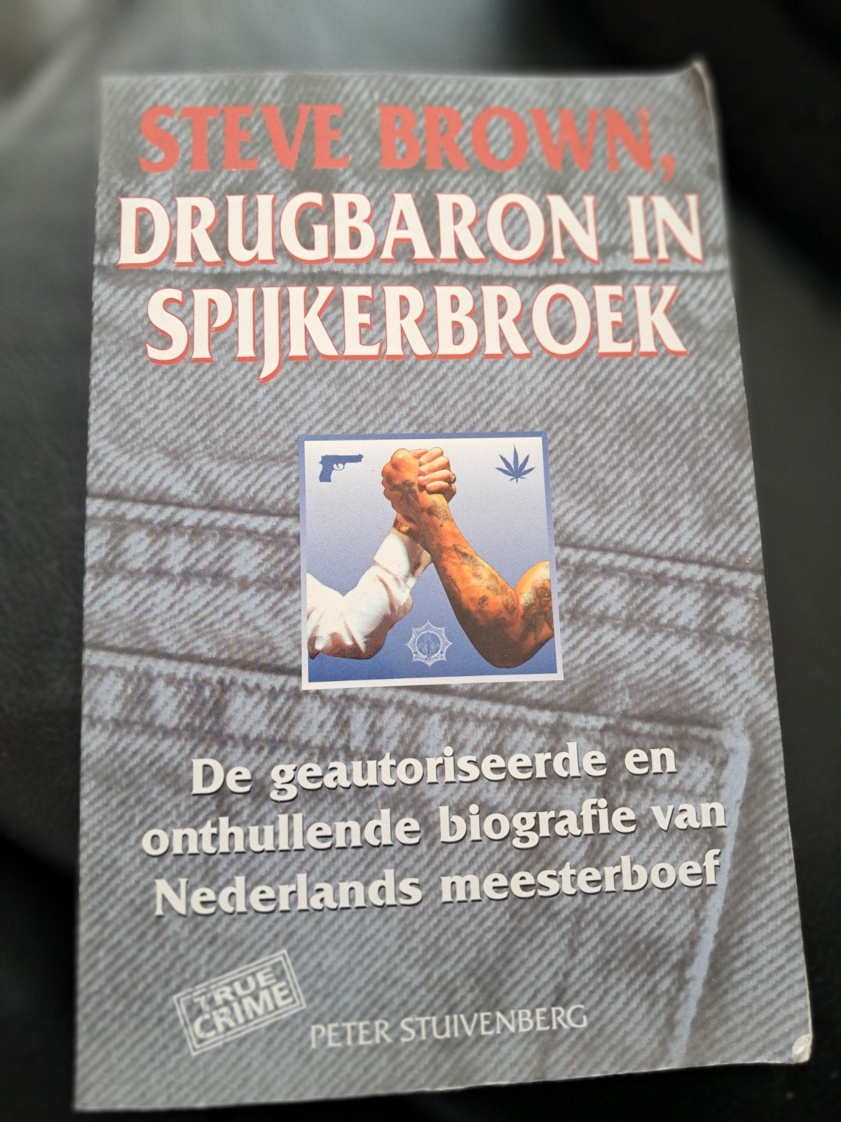 P. Stuivenberg - Steve Brown, drugbaron in spijkerbroek, Ophalen of Verzenden, Zo goed als nieuw, Nederland, P. Stuivenberg