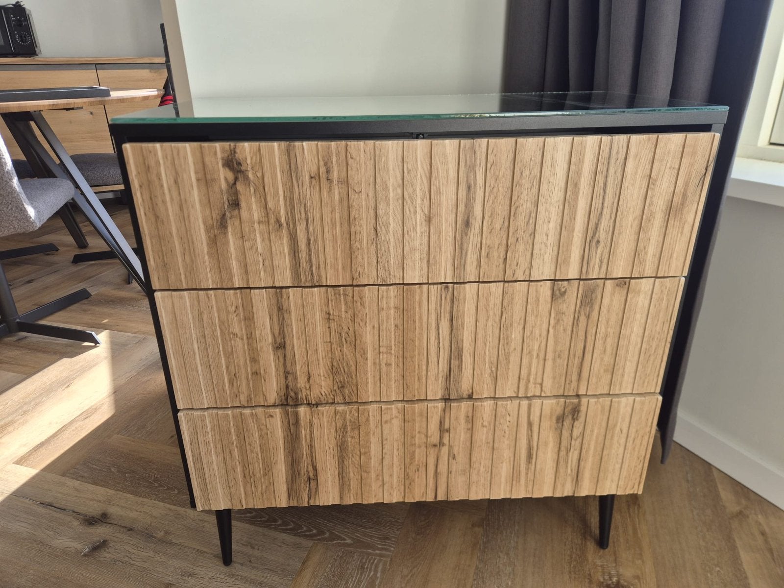Stijlvolle Kast met Houten Fronten en Glazen Bovenblad, Huis en Inrichting, Ophalen, Gebruikt, 100 tot 150 cm, 3 of 4 laden