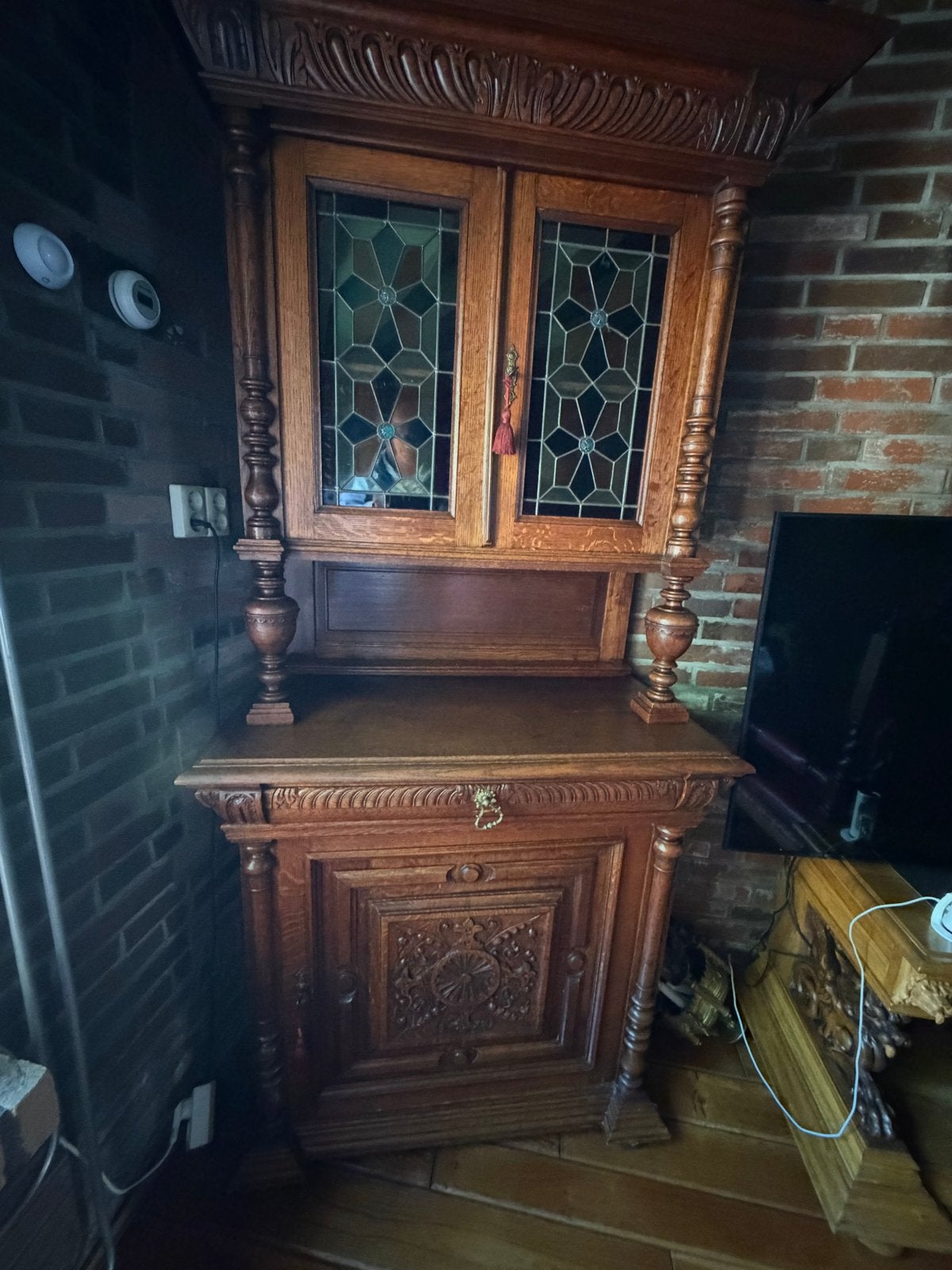Antieke kast met glas in lood deurtjes, Ophalen
