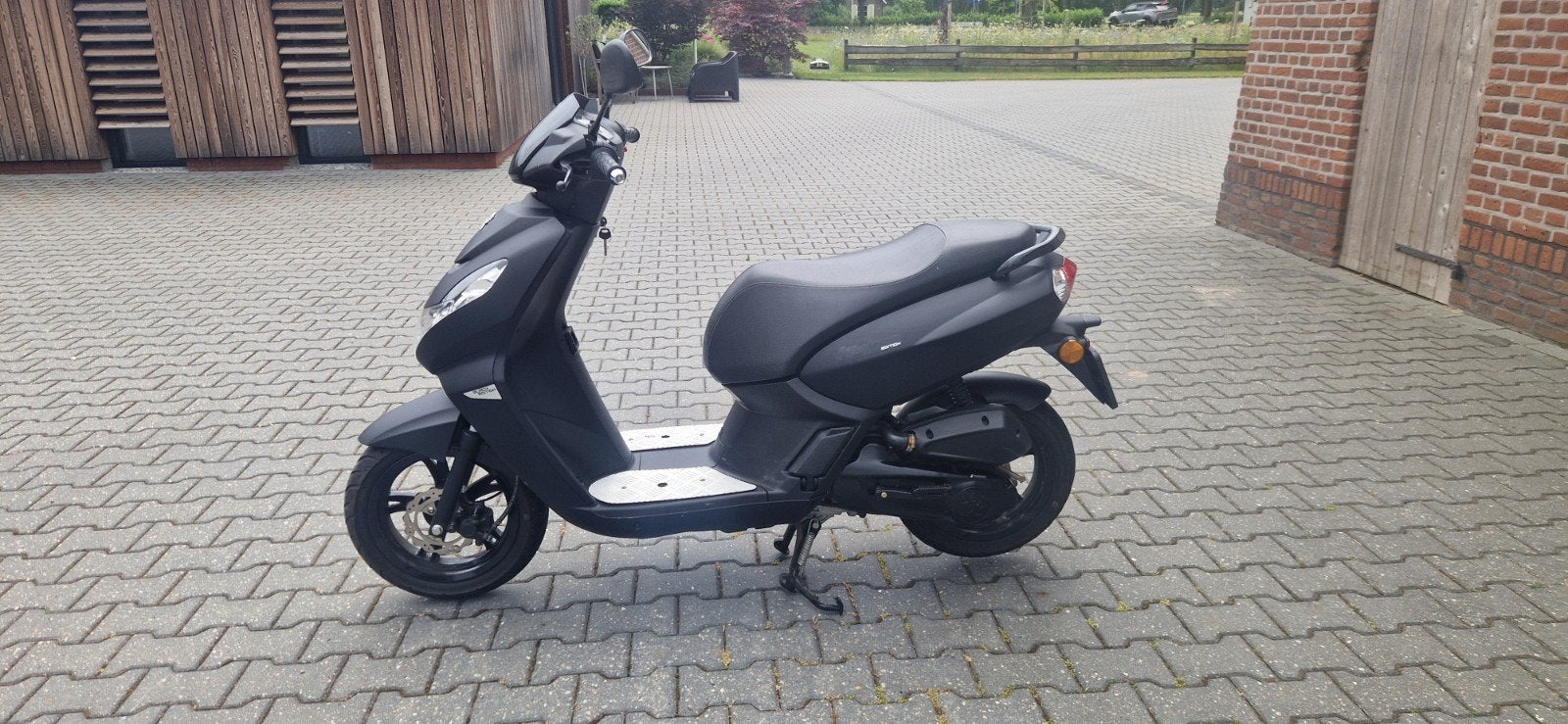 Peugeot Kisbee Black Edition met hoog windscherm, Ophalen