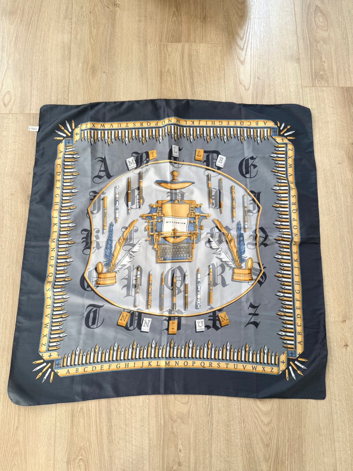 grijze sjaal met uniek alfabet- en pennenpatroon, Kleding | Dames, Verzenden, Zo goed als nieuw, Sjaal