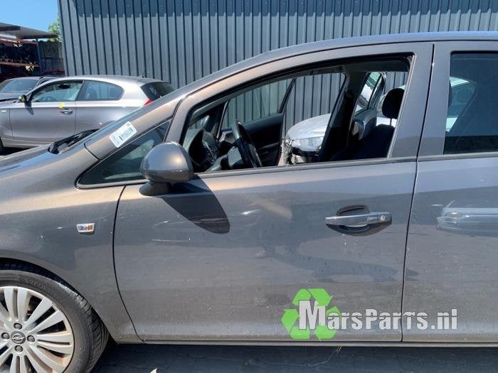 Portier 4Deurs links-voor van een Opel Corsa (GWH)