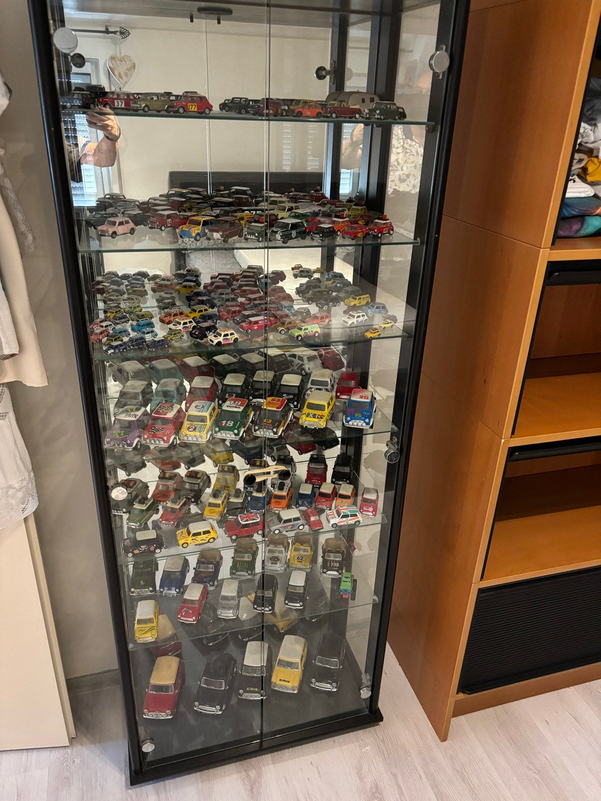 Vitrinekast met diverse mini's - Modelauto's, Ophalen, Gebruikt, Auto, Overige merken