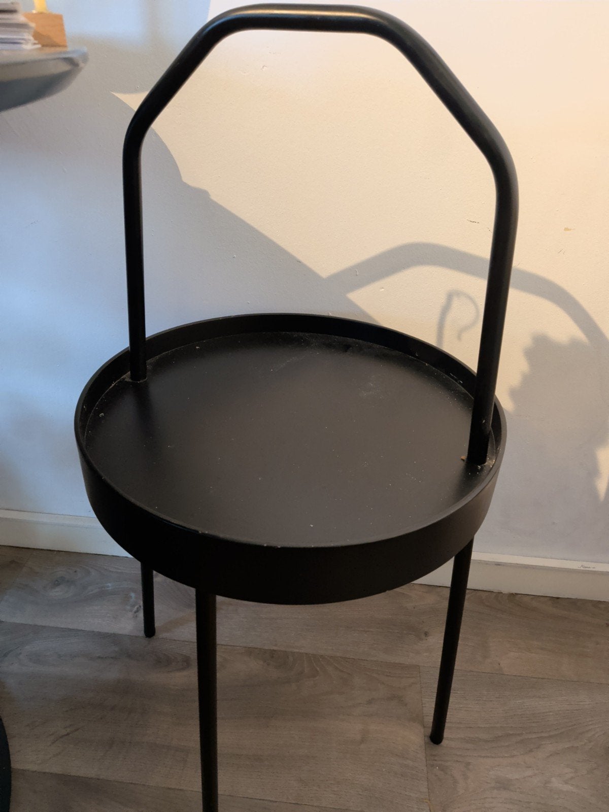 Zwart metalen bijzettafel met handvat, Huis en Inrichting, Minder dan 55 cm, Metaal of Aluminium, Rond, Ophalen of Verzenden