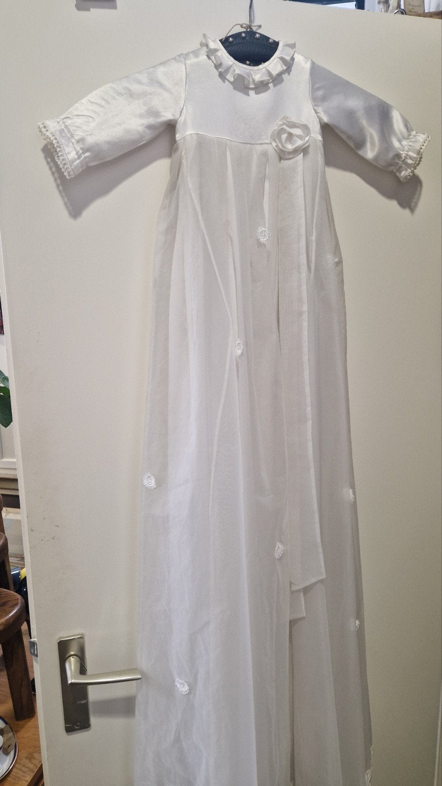 Antiek doopjurkje met tule en kanten details, Antiek en Kunst, Antiek | Kleding en Accessoires, Kinderen, Ophalen of Verzenden