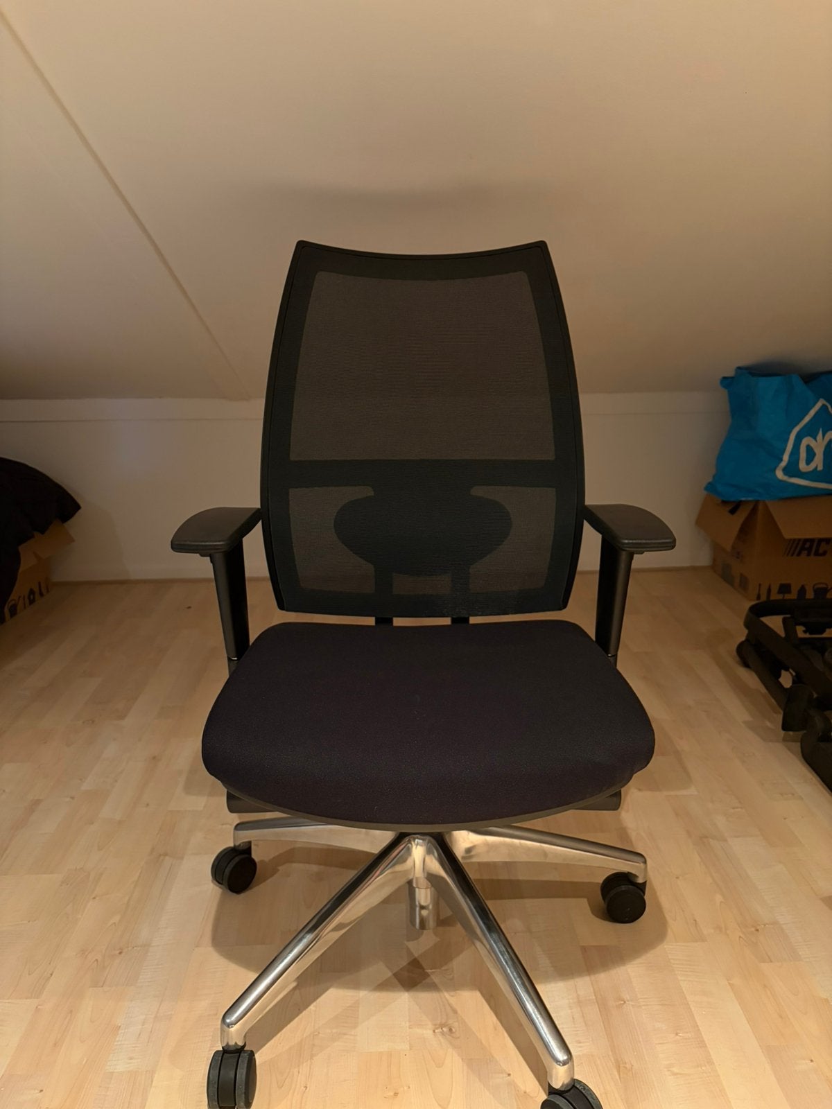 Ergonomische bureaustoel met mesh rugleuning, Ophalen, Ergonomisch, Zo goed als nieuw, Zwart