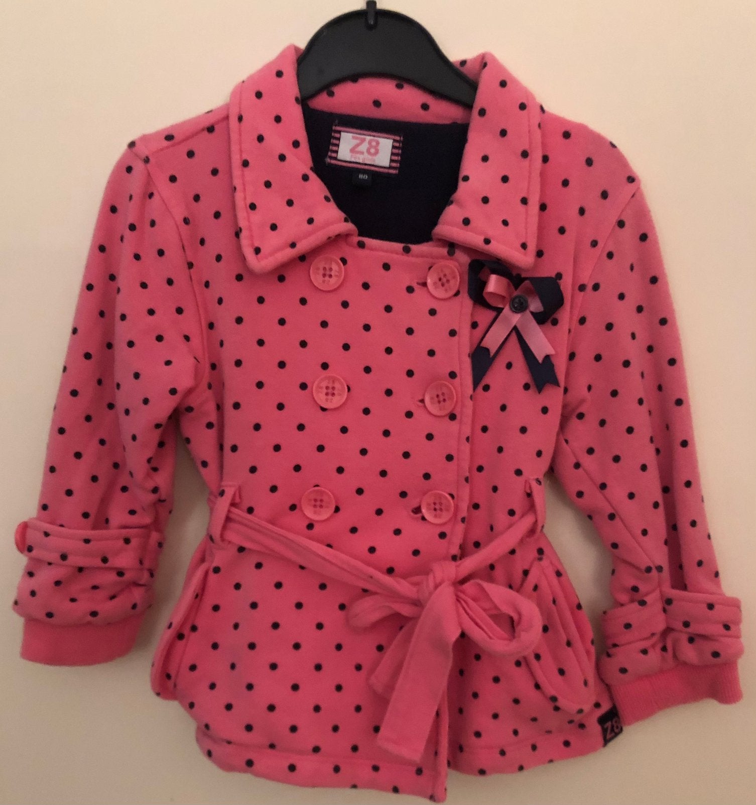 Z8 roze+d. Blauwe stippen(tussen/najaars)trenchcoat mt80, Ophalen, Zo goed als nieuw, Meisje, Jasje