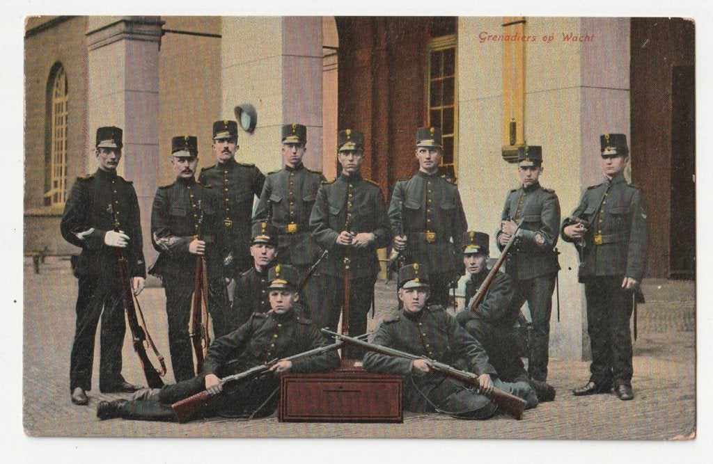 Grenadiers op wacht oude ansichtkaart, Verzamelen, Militaria | Algemeen, Verzenden, Overige typen, X, Nederland