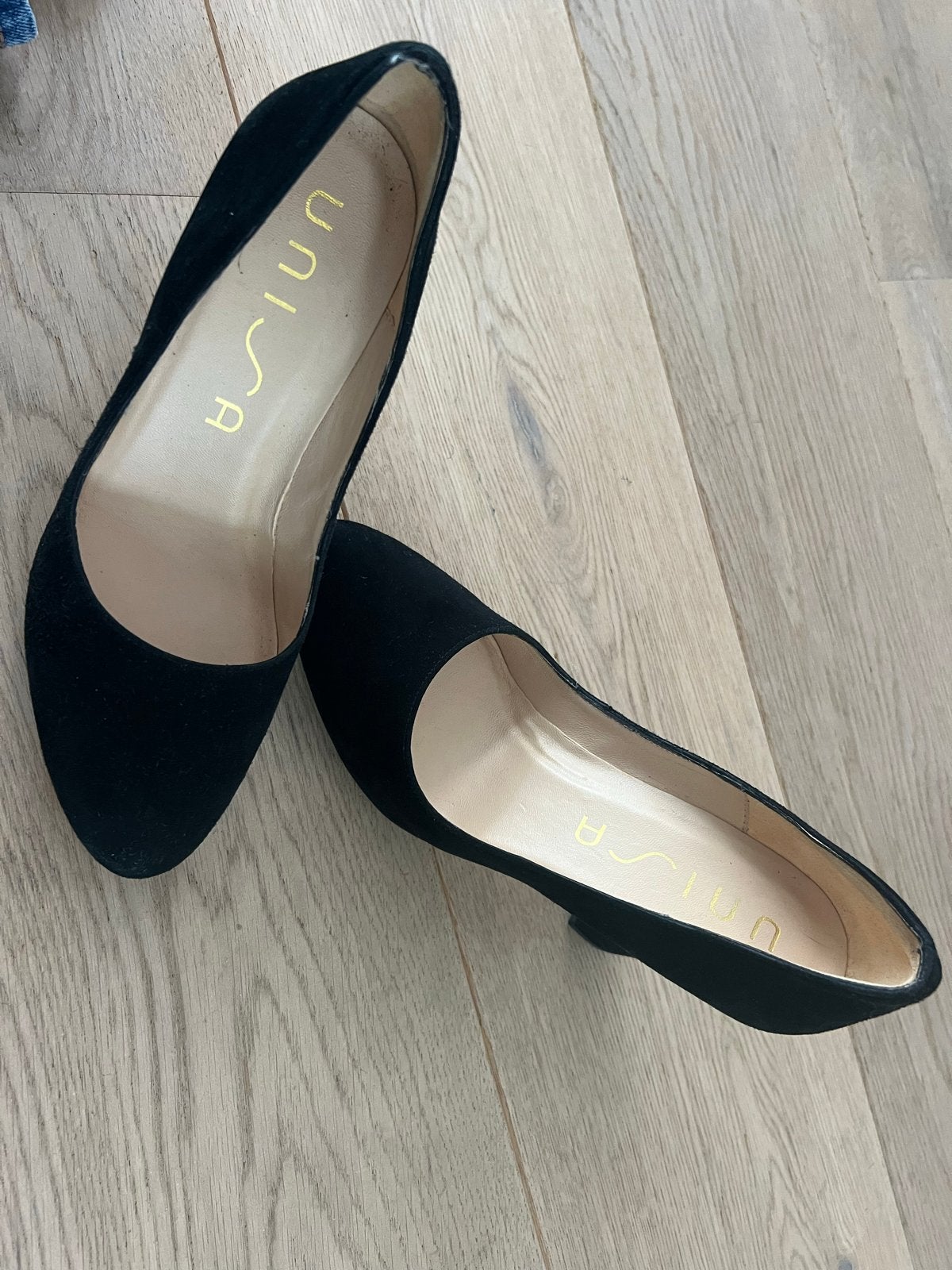 Unisa zwarte suède pumps - Maat 37,5, Pumps, Zwart, Ophalen of Verzenden, Zo goed als nieuw