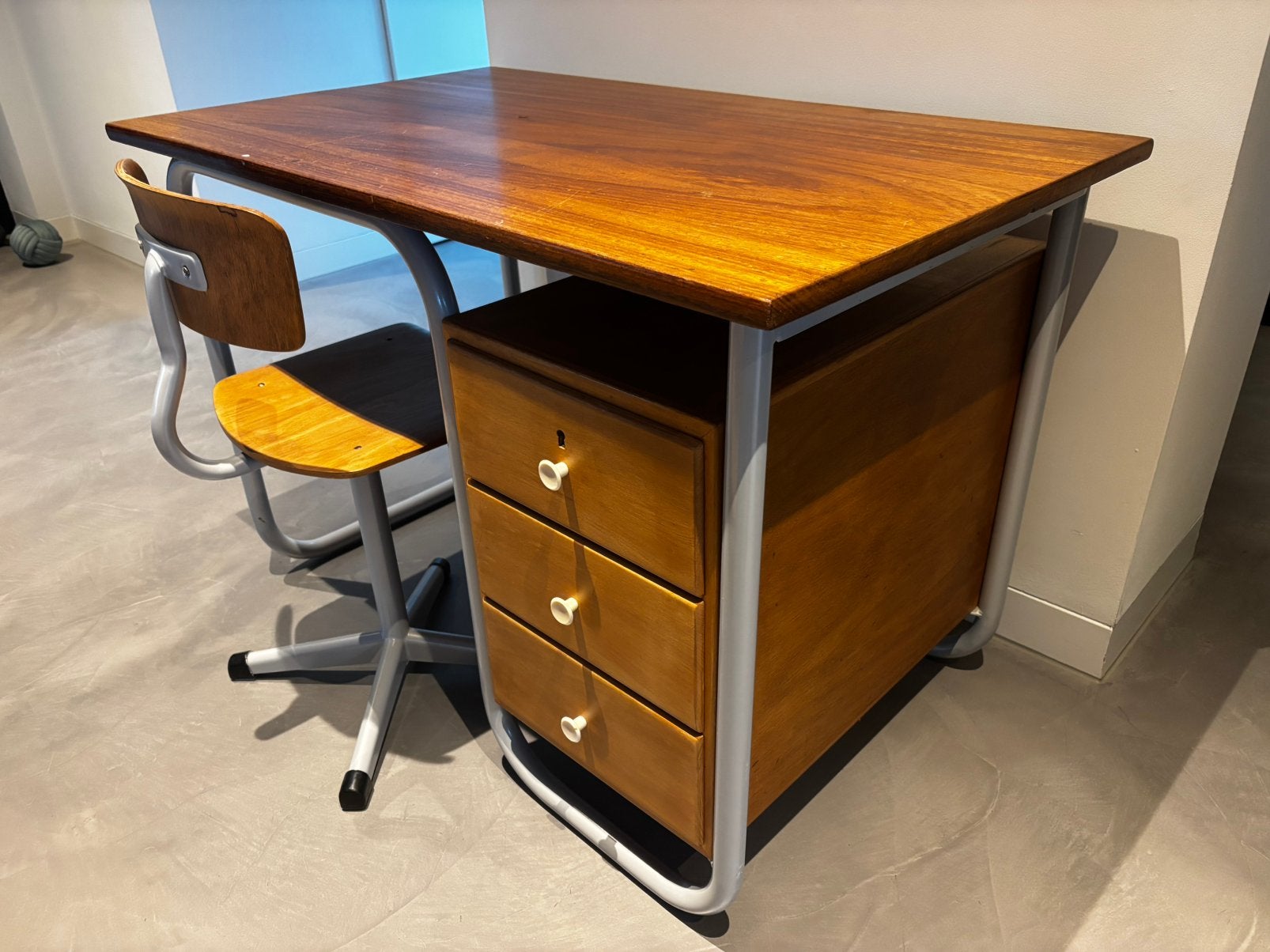 Vintage industrieel bureau en stoel in Bauhaus-stijl., Ophalen, 110 cm, Vintage, 64 cm