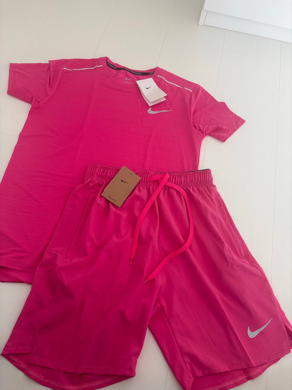 Nike hardloopset: T-shirt en korte broek (nieuw), Maat 48/50 (M), Nieuw, Ophalen of Verzenden, Hardlopen of Fietsen