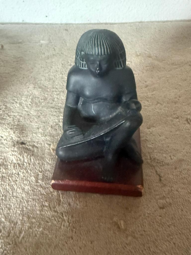 Egyptisch beeldje van zittende figuur op sokkel, Ophalen, Overige onderwerpen, Minder dan 20 cm, Zwart