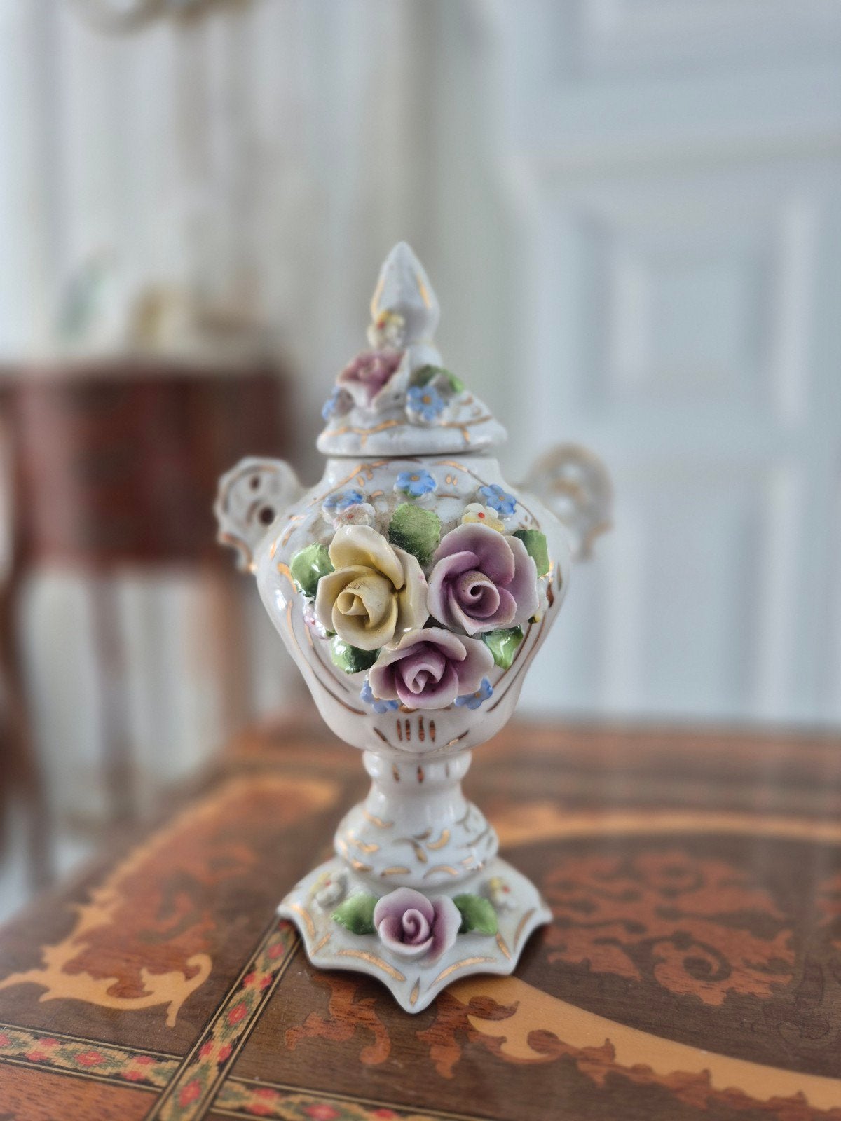 Miniatuur porseleinen bloemen‑urn – handgemaakte roosjes & g, Antiek en Kunst, Ophalen of Verzenden