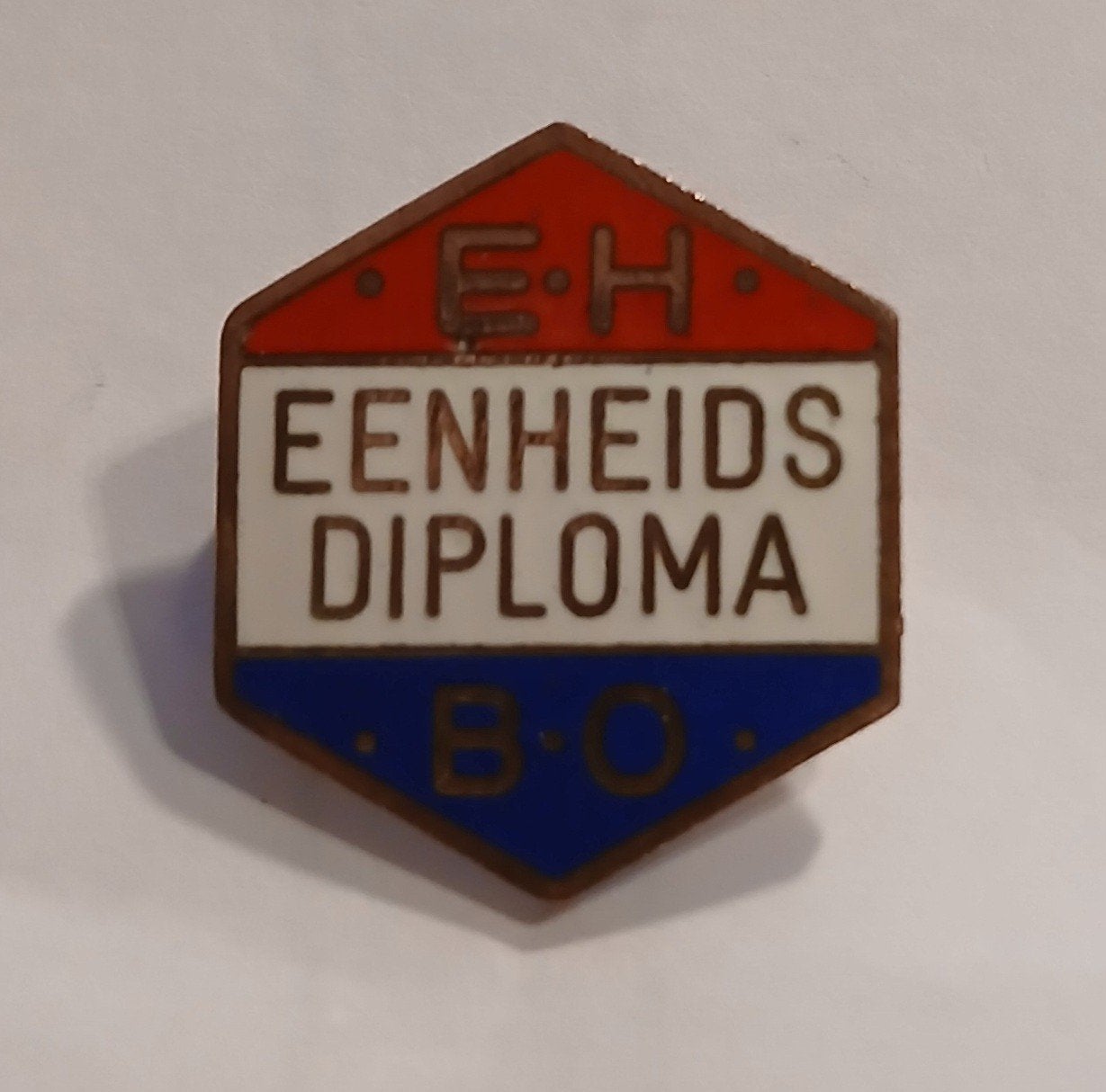 Broche Speld Emaille E.H.B.O. Eenheidsdiploma, Ophalen of Verzenden, Zo goed als nieuw, Overige onderwerpen, Speldje of Pin