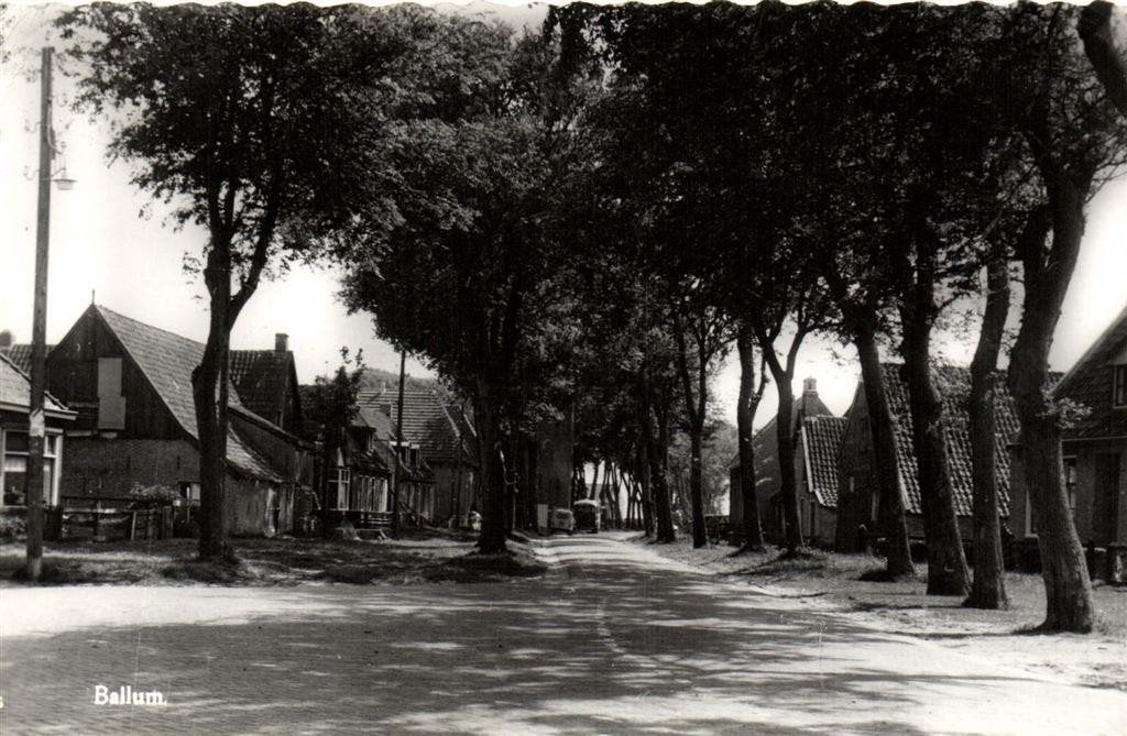 Ballum. - dorpsgezicht - auto - 1964 gelopen, Ophalen of Verzenden, 1960 tot 1980, Gelopen, Friesland