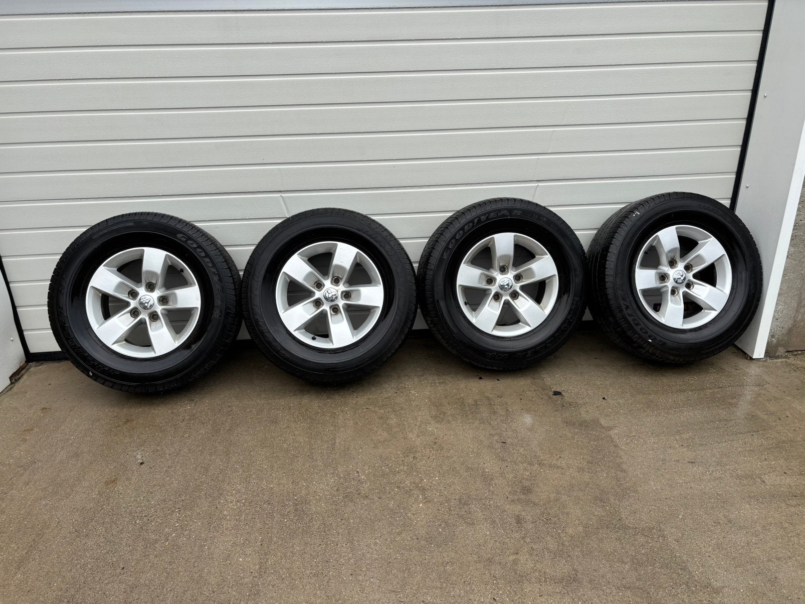 Past op Dodge ram 1500 BJ 2002 t/m 2018 5 gaten, Ophalen, Zomerbanden, Band(en)