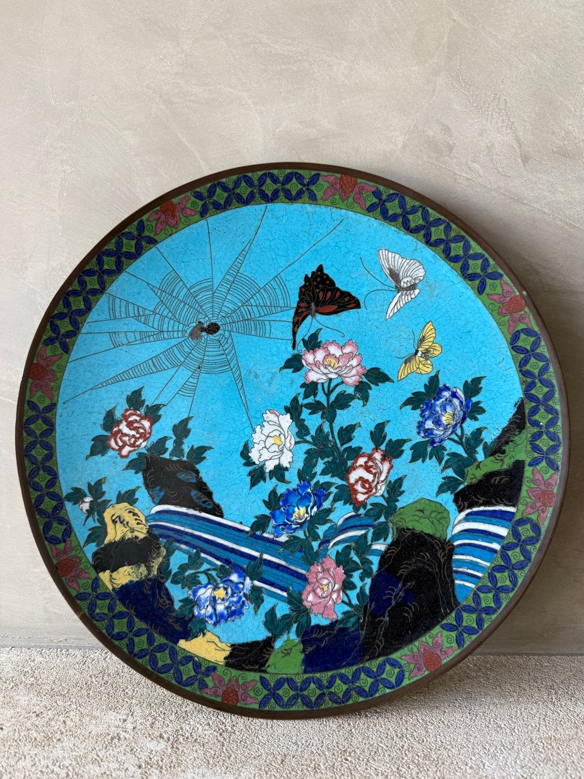 Zeldzaam Cloisonné bord met spinnenweb en vlinders, Ophalen of Verzenden