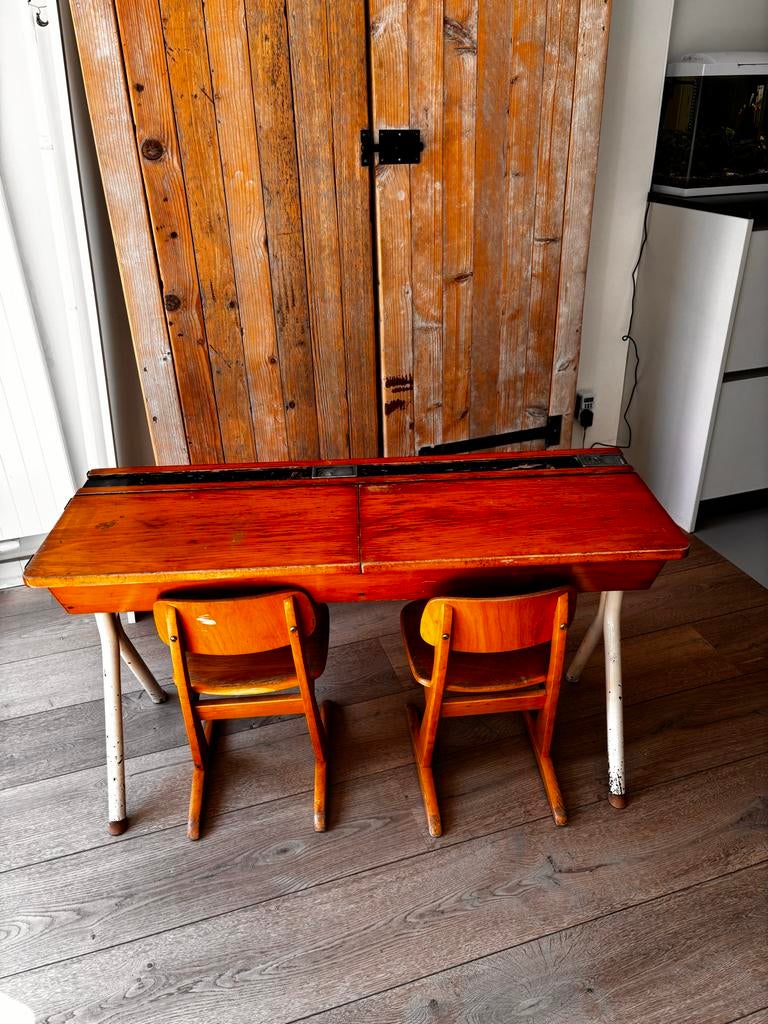 Vintage houten kinderlessenaar met twee stoeltjes, Ophalen