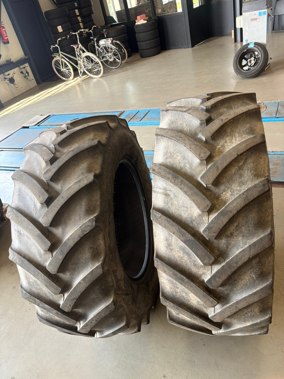 Tractorbanden 480/65-28 Mitas, Ophalen