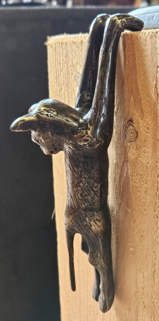 RANDHANGER POES / KAT / HANG POES / BRONZEN BEELD, Tuin en Terras, Tuinbeelden, Dierenbeeld, Nieuw, Info@huisentuindecoratiemarie.nl