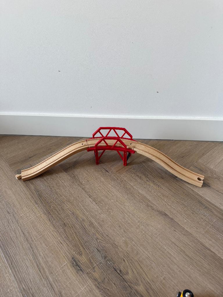 Heel goed rood Brio houten trein gebogen brug set 33699 rail, Ophalen of Verzenden, Zo goed als nieuw
