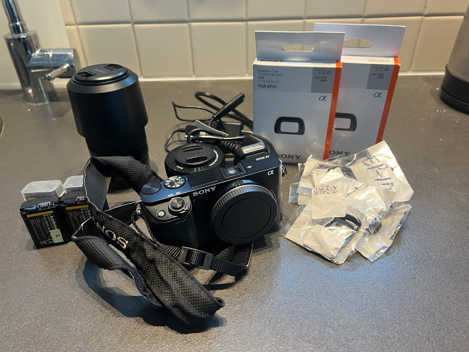 Sony A6000, 2 lenzen, extra batterijen en ander toebehoren., Audio, Tv en Foto, Ophalen, Accu, Zo goed als nieuw, Sony