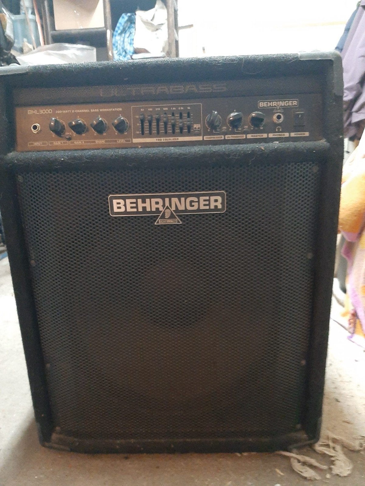 basgitaar (Richwood) plus 300 Watt basversterker van Behring, Muziek en Instrumenten, Ophalen of Verzenden, 100 watt of meer