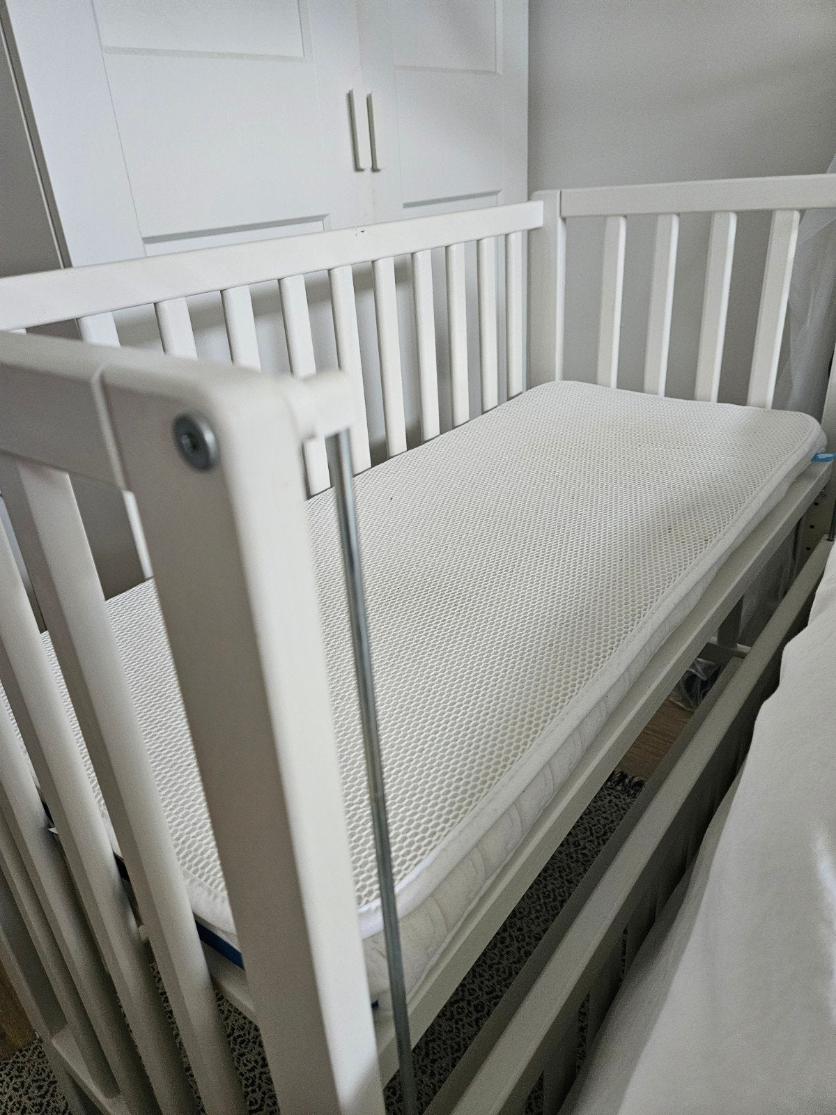 wieg / co-sleeper met aerosleep matras en topper, Ophalen, Zo goed als nieuw, Rechthoekig, In hoogte verstelbaar