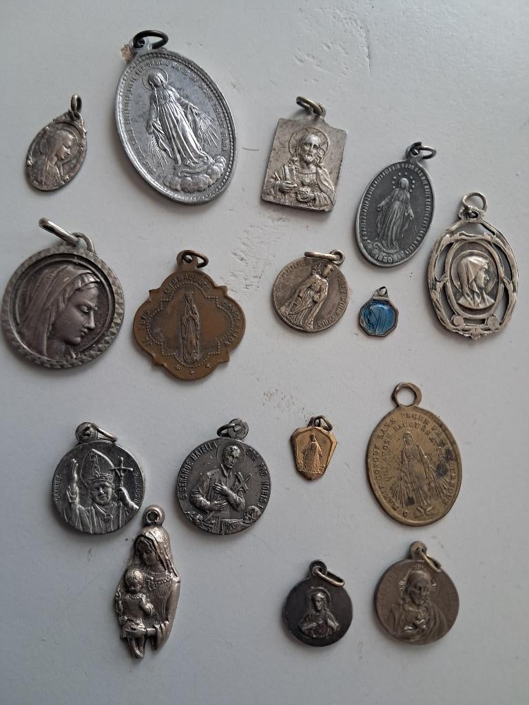 medaillons -A, Ophalen of Verzenden, Overige materialen