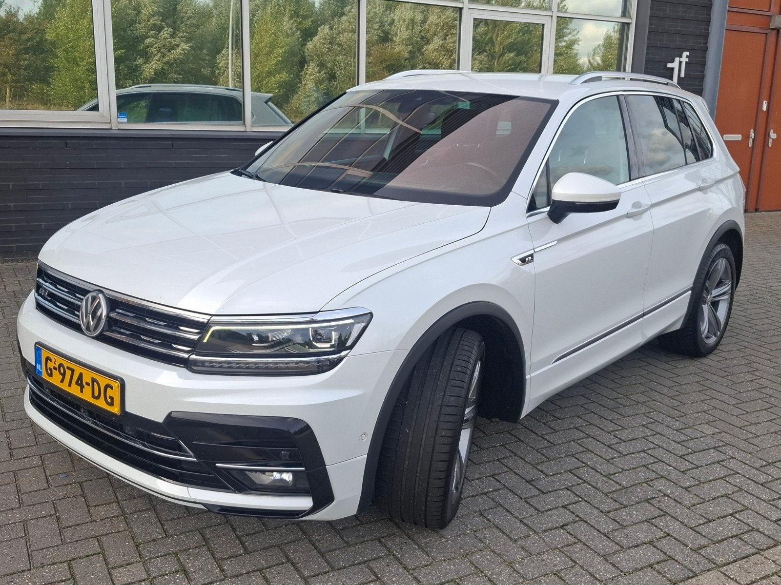 Volkswagen Tiguan 2.0TDI 4motion R-LINE Highline Business, Auto's, Automaat, Dealer onderhouden, 2500 kg, Wit