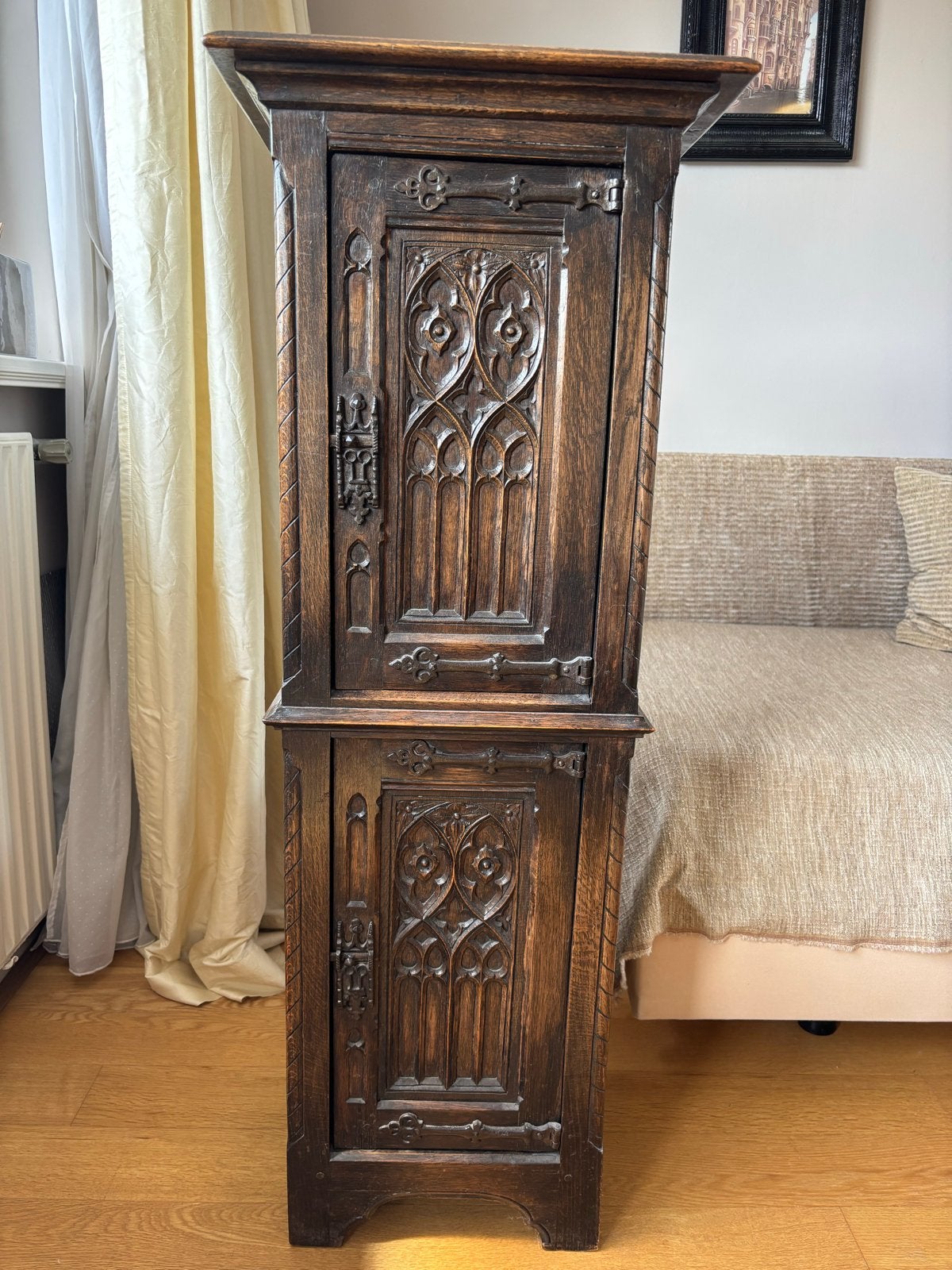 Antieke Eiken Kast met Gotische Details, Ophalen