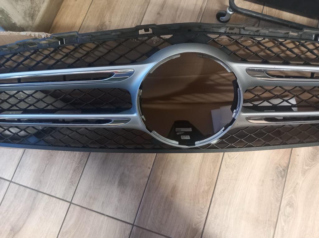 Grille en side skirts Mercedes GLC 2018, Ophalen, Gebruikt, Voor, Mercedes-Benz
