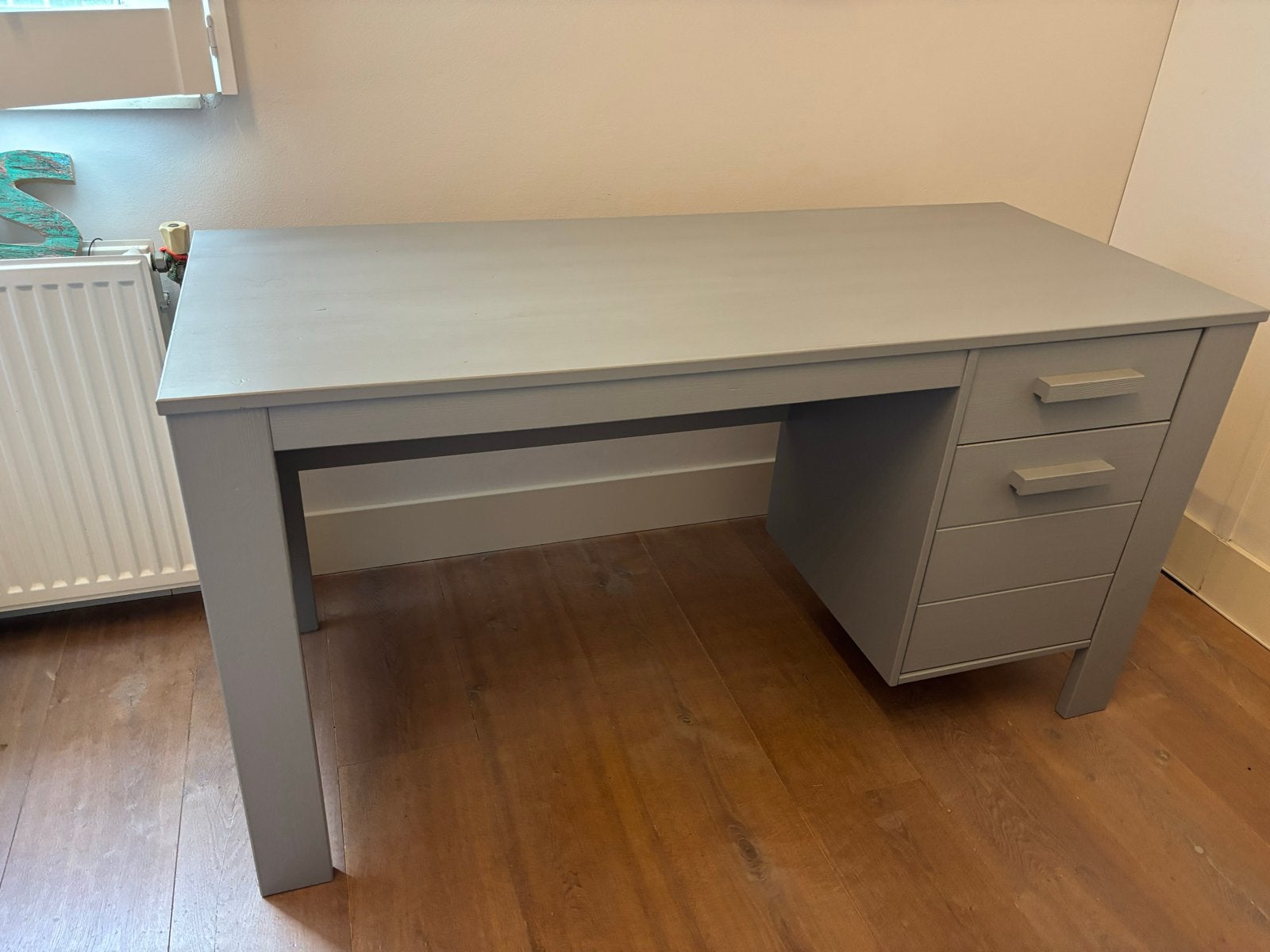 WOOOD Dennis Kinderbureau - Staalgrijs Grenenhout met Lades, Ophalen, 141 cm, Industrieel, Grijs