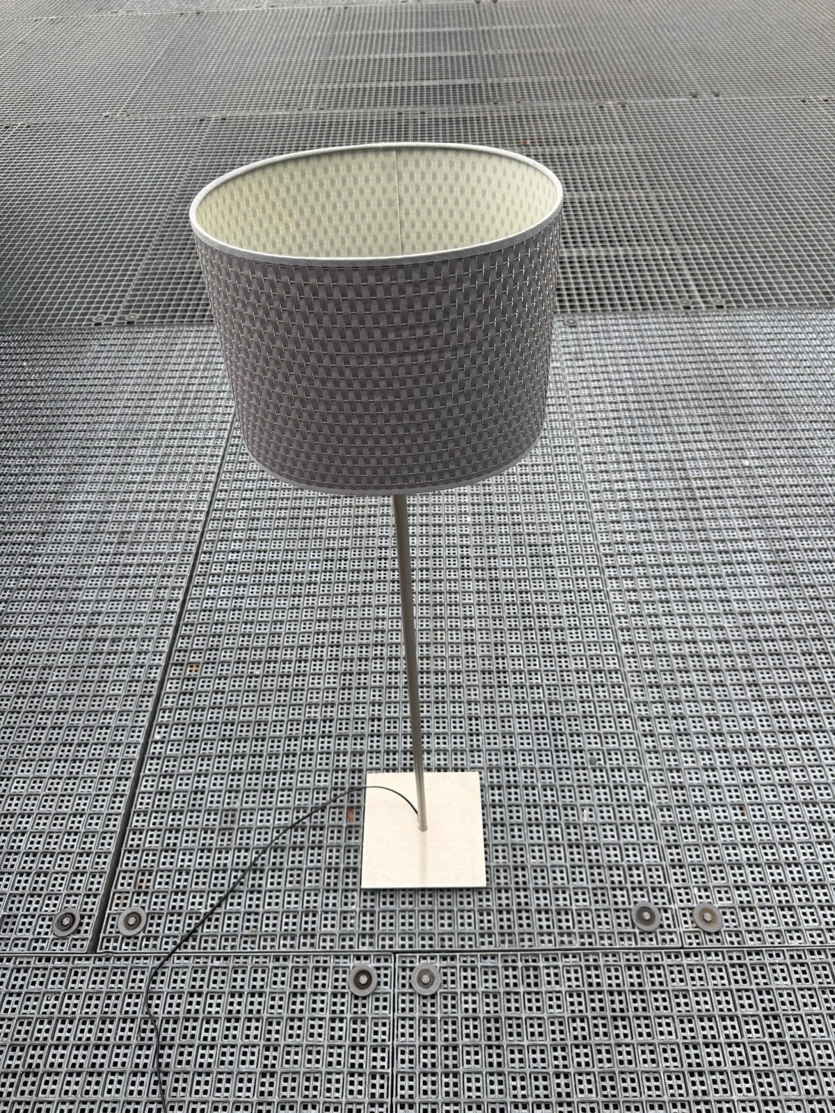 Moderne staande lamp met grijze kap, Ophalen, 100 tot 150 cm, E27 (groot), Zo goed als nieuw