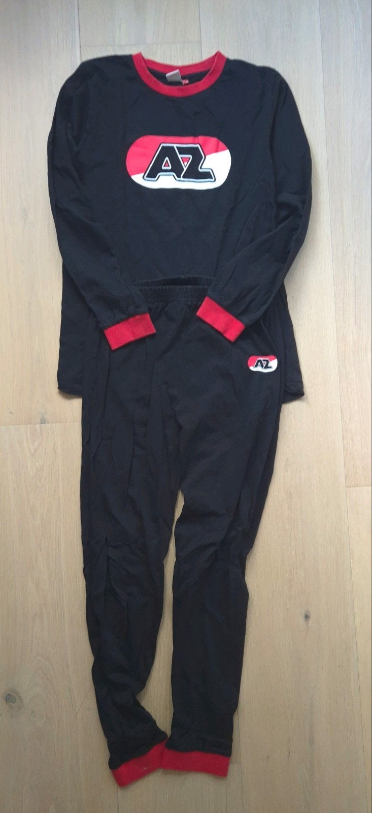 AZ Alkmaar Pyjama Maat 158/164 - Zwart met Rood, Kinderen en Baby's, Ophalen of Verzenden, Gebruikt, AZ Alkmaar, Jongen of Meisje