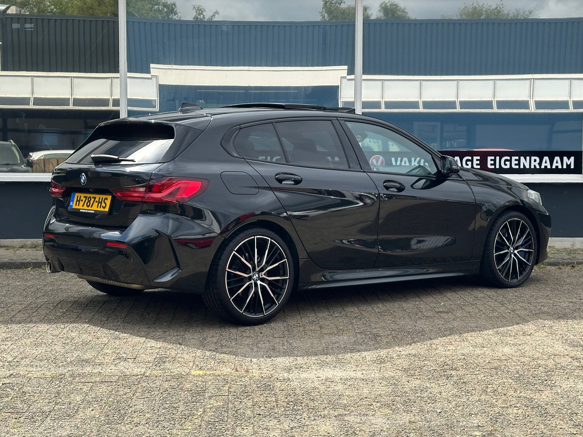 BMW 1-serie 118i M-Sport/PANO/HUD/CAM/VIRTUAL/SFEER/VOL, Auto's, Gebruikt, Zwart, Bedrijf, 3 cilinders
