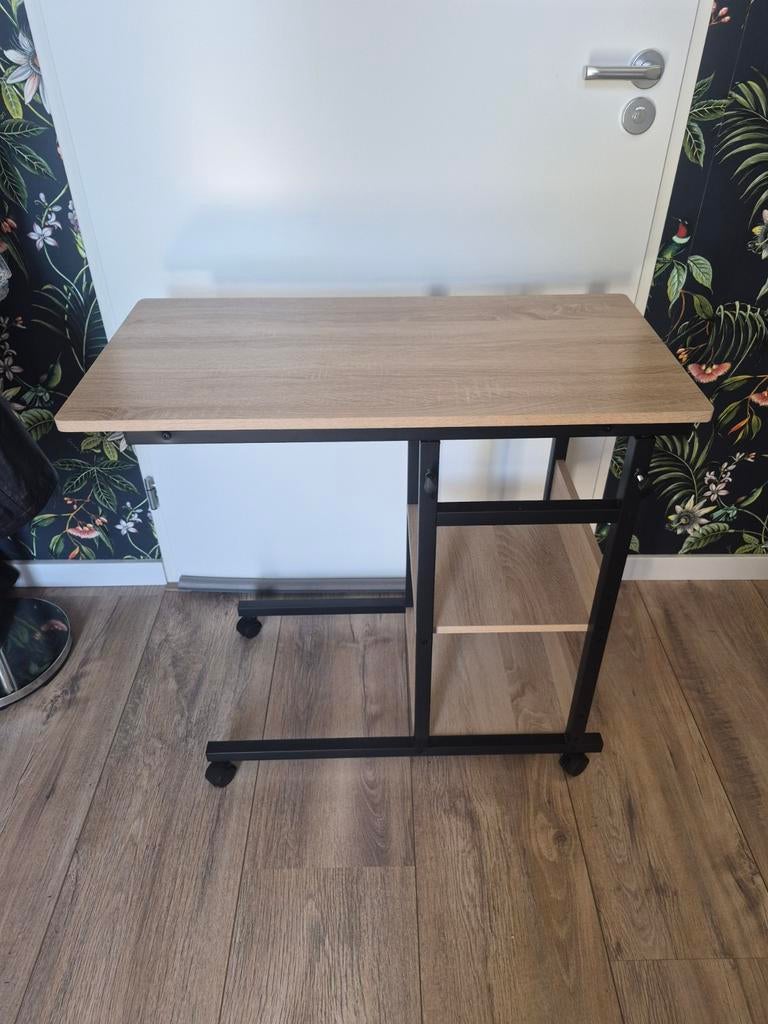 Verrijdbare bijzettafel / laptoptafel met houtlook, Huis en Inrichting, Ophalen, Modern, Industrieel, Nieuw, 55 tot 75 cm