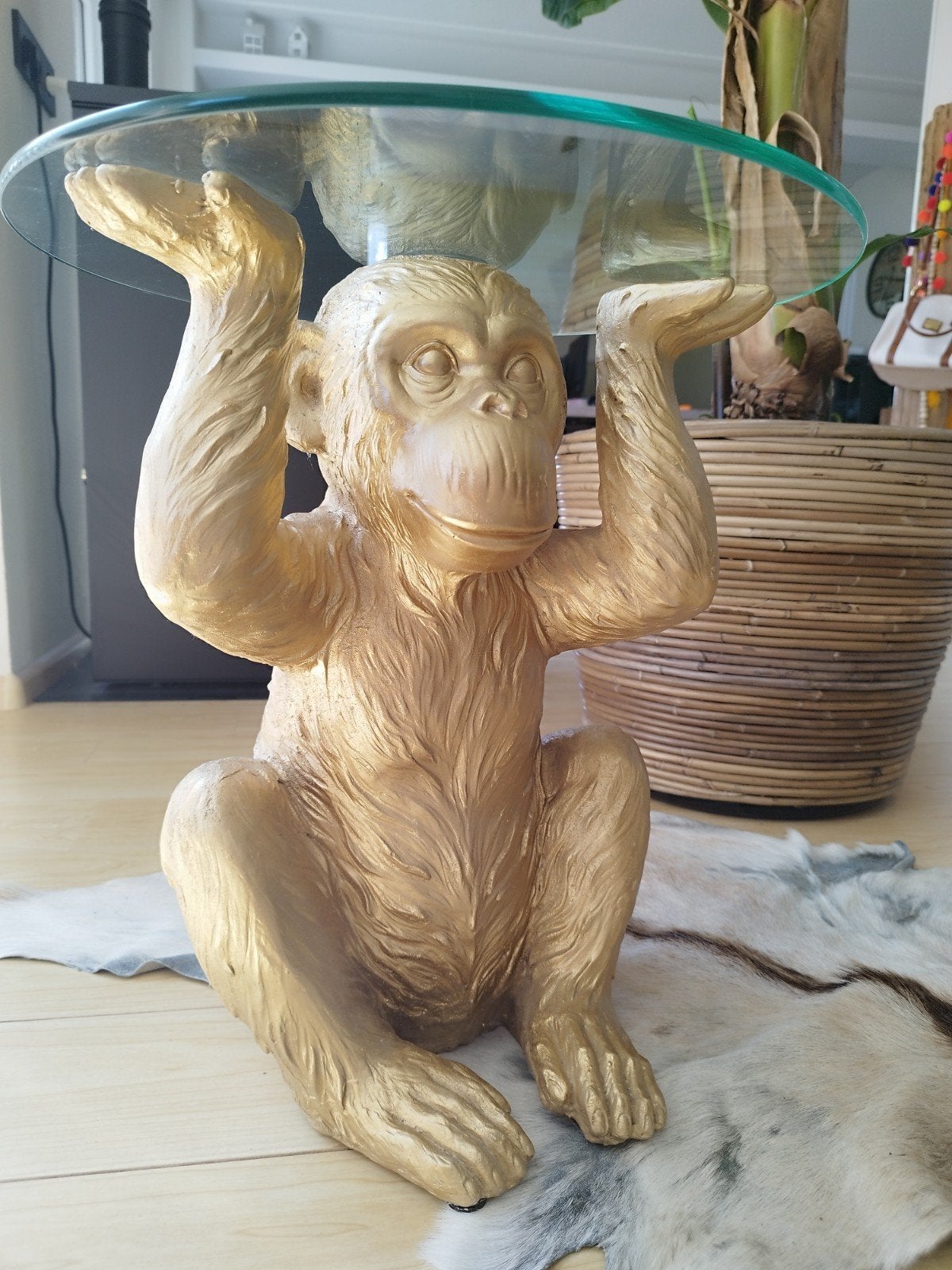 Gouden Bijzettafel Aap met Glazen Blad: Monkey goud, Huis en Inrichting, Tafels | Bijzettafels, Minder dan 55 cm, Rond, Modern, Speels, Luxe