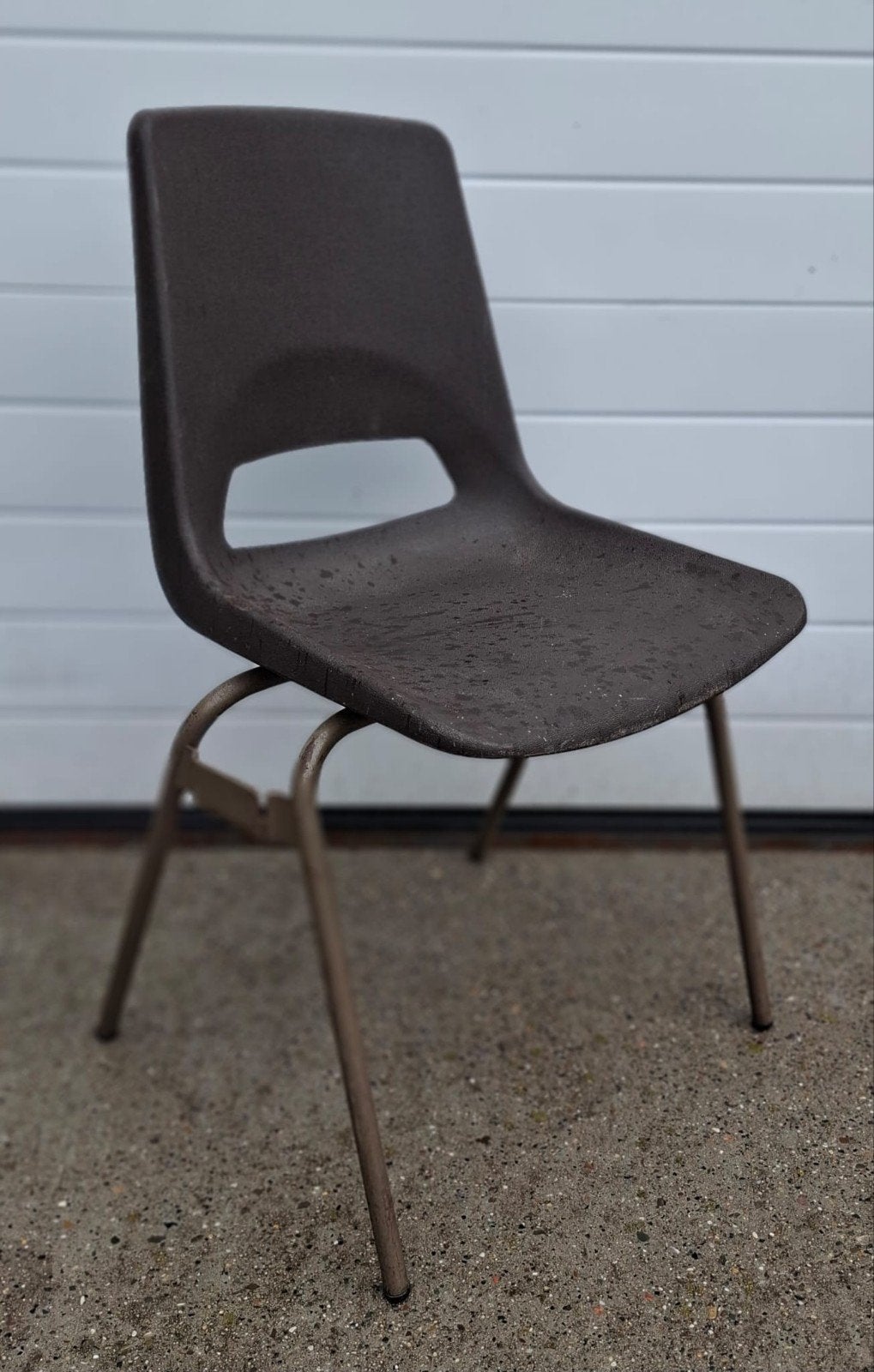 130 x Kunststof kuipstoelen kantine stoelen bruin café kroeg, Huis en Inrichting, Stoelen, Ophalen of Verzenden, Zo goed als nieuw