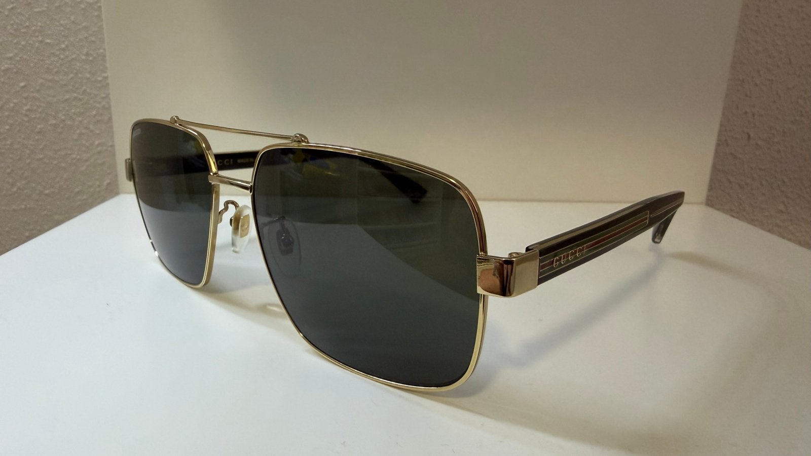 Gucci Zonnebril GG0529S Goud Zwart - Zo goed als nieuw, Sieraden, Tassen en Uiterlijk, Overige merken, Zonnebril, Zwart, Ophalen of Verzenden