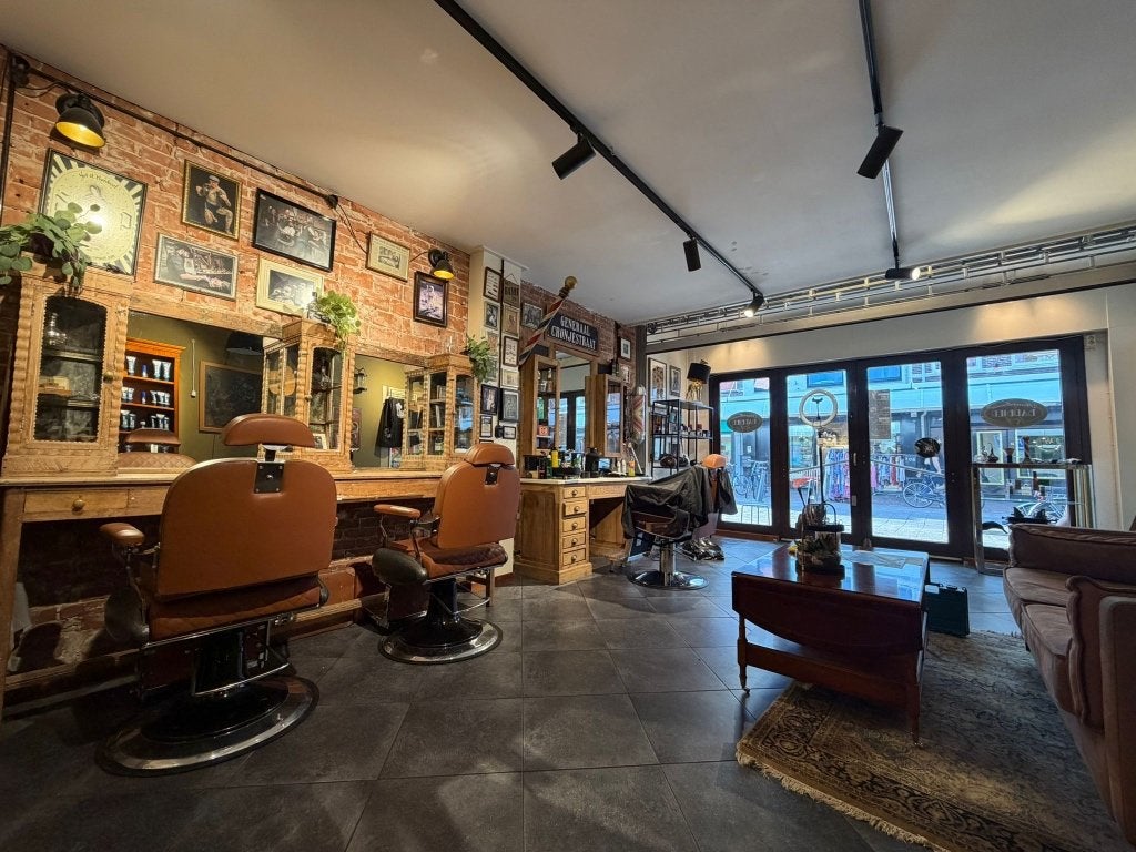 BARBERSTOEL TE HUUR IN HAARLEM Cronjestraat - BARBIERSTOEL, Huur, Praktijkruimte