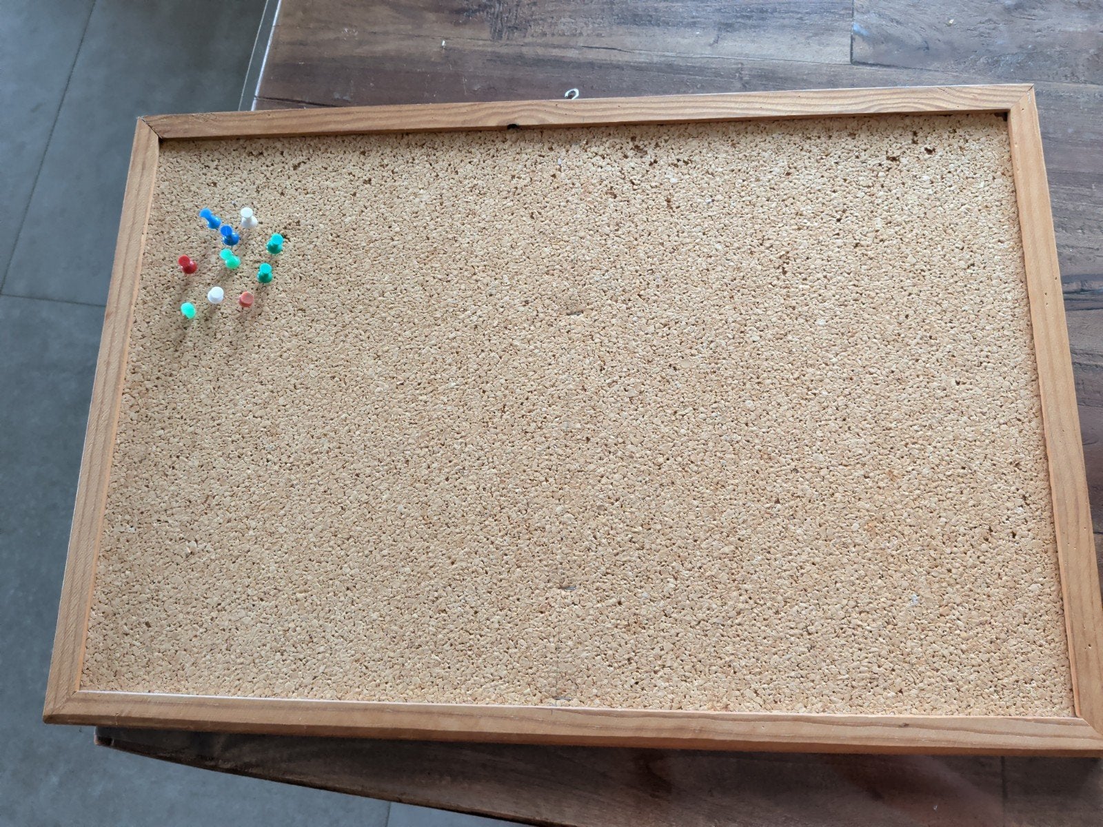 Prikbord met houten lijst en punaises, Huis en Inrichting, Ophalen, Gebruikt, Prikbord