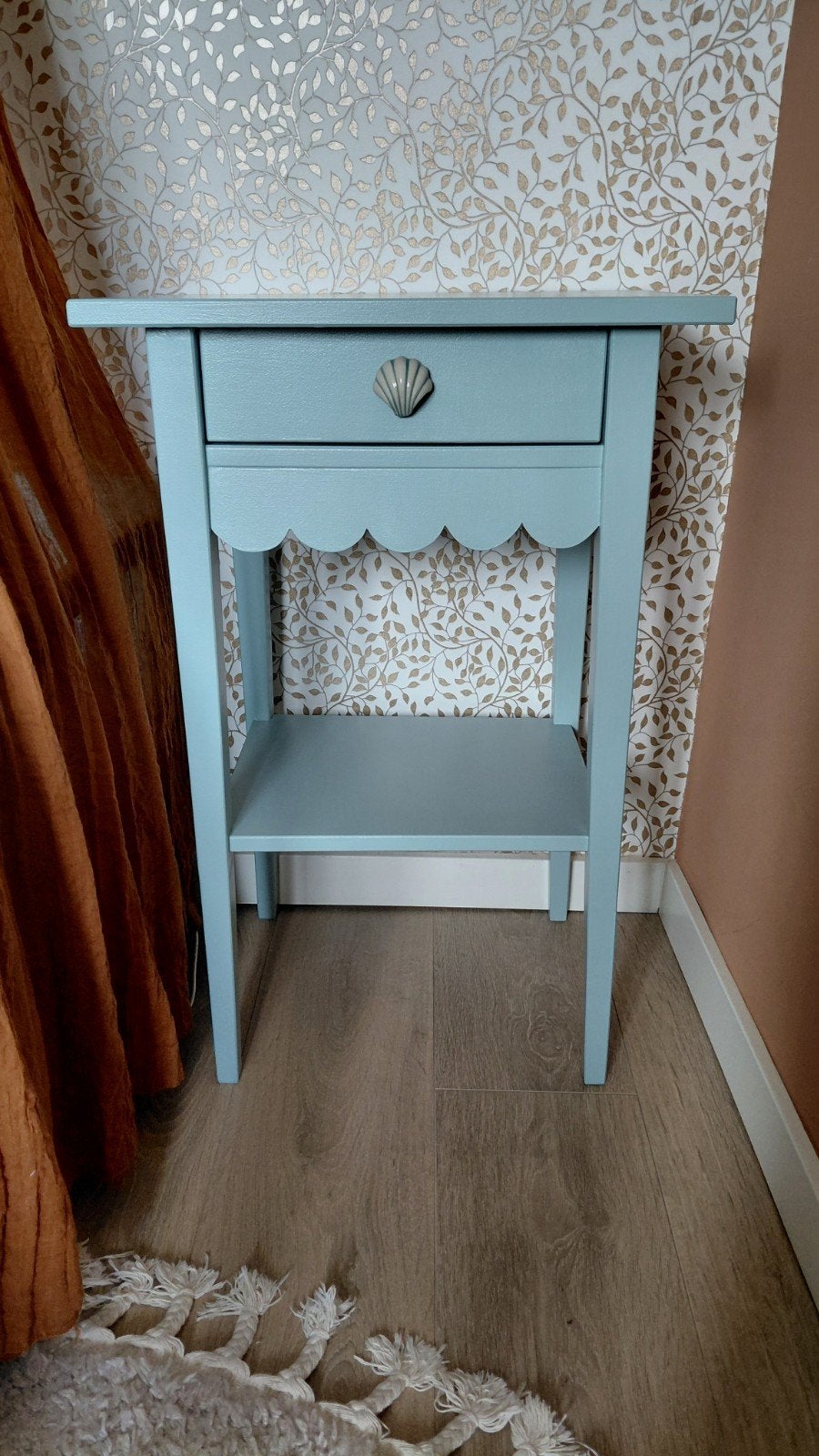 IKEA Hemnes Nachtkastje kinderkamer met geschulpte rand, Huis en Inrichting, Slaapkamer | Nachtkastjes, Gebruikt, 45 tot 65 cm
